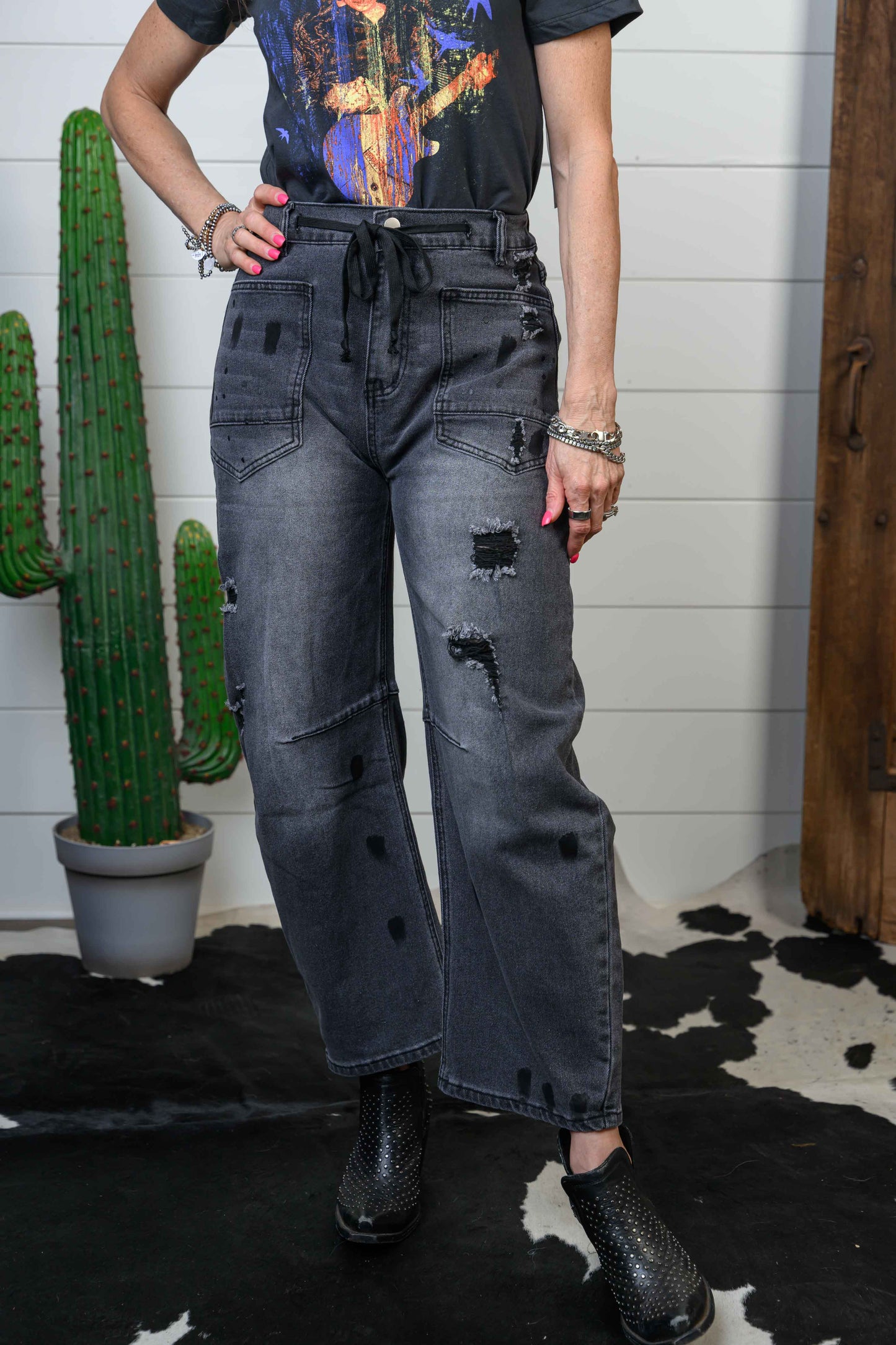 Distressed Barrel Jean, Black