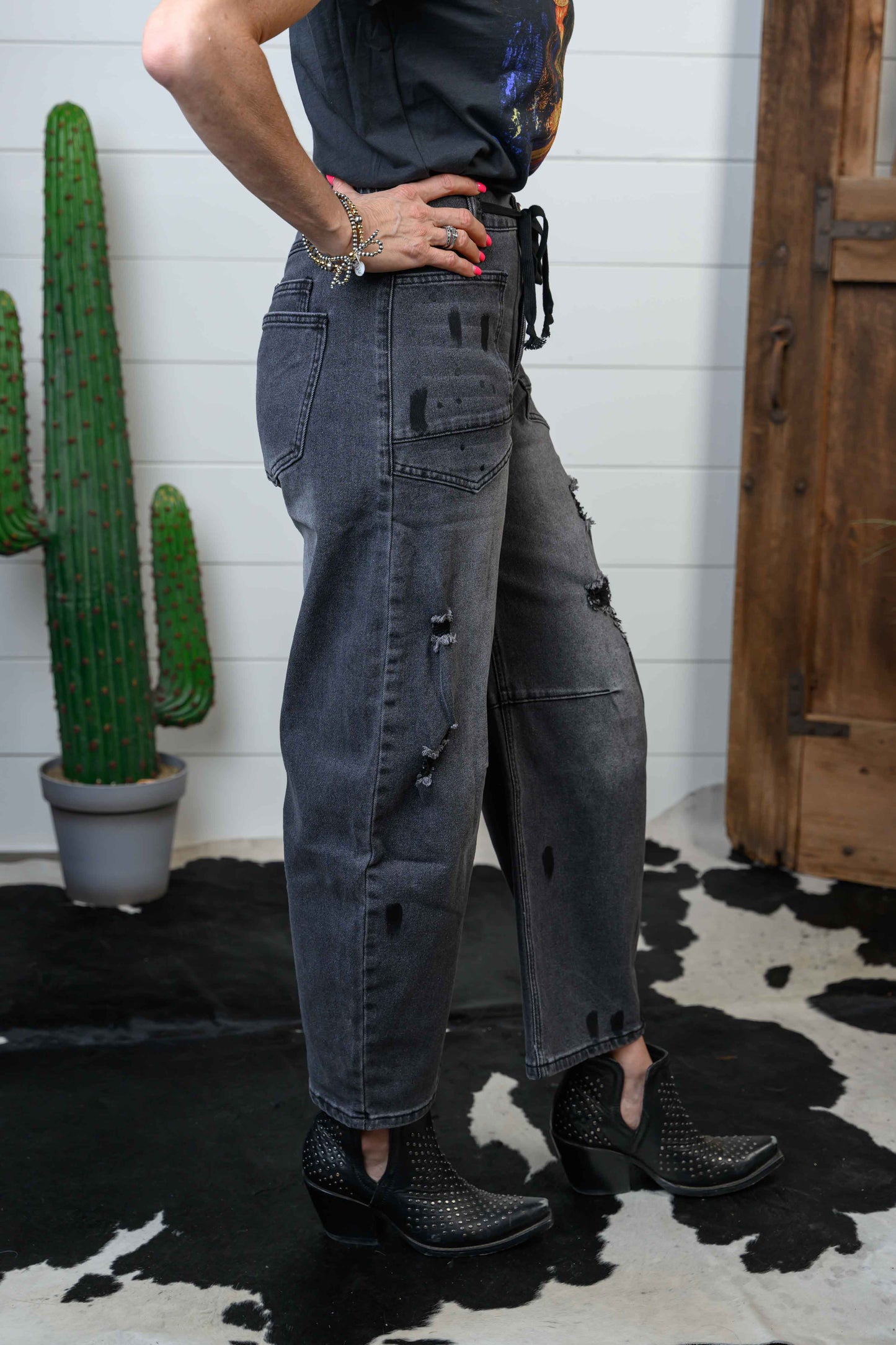 Distressed Barrel Jean, Black