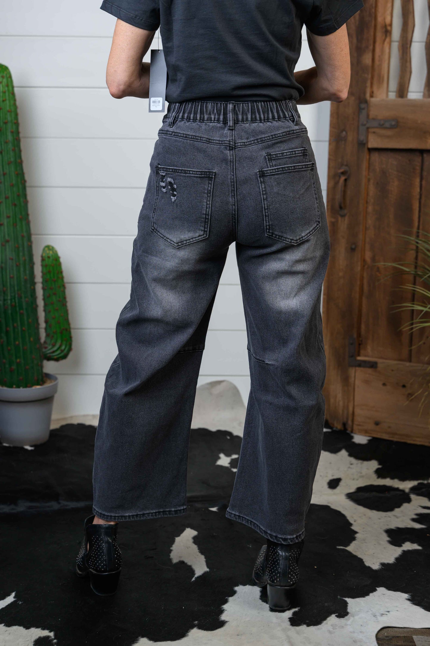 Distressed Barrel Jean, Black