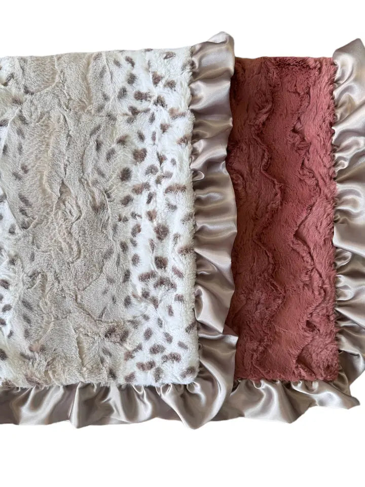 Sienna Snowcat Luxe Cuddle Blanket